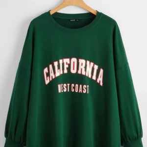 Grön oversized sweatshirt  - Säljer denna mörkgröna sweatshirt då den inte kommer till användning. Skönt material 💞