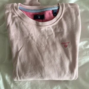College tröja från gant - Super fin college tröja från gant, som är i ett MYCKET bra skick! Tyvärr är den för liten annars hade jag mer än gärna behållt den! Färgen är lite mer rosa än vad som syns i kameran, perfekt färg till våren! 