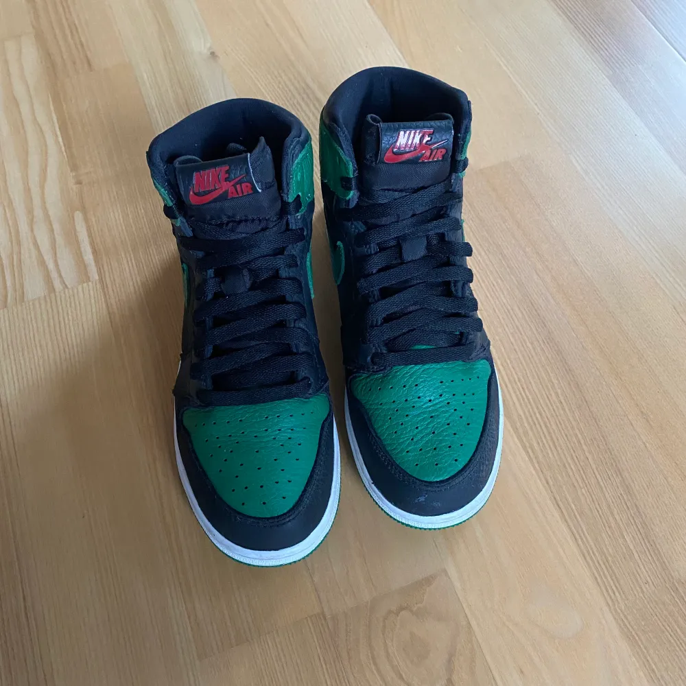 Säljer dessa Jordan 1 pine green köpta på sneakershyllan. Skorna har tyvärr inte kvar lådan men är i mycket bra skick! Dem är i storlek 37,5.. Skor.