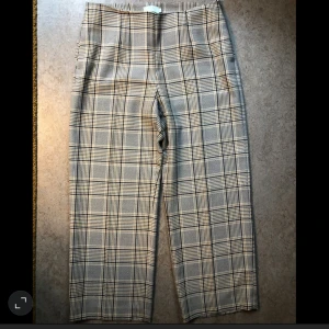 Morris kostymbyxor  - Vida kostymbyxor från Morris strl 42. Dragkedja vid sidan. Aldrig använda!