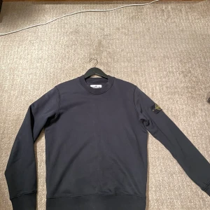 Stone island crewneck  - Säljer nu min stone island crewneck i storlek S. Den är i väldigt bra skick. Skick 8,5/10. Har kvitto och tags till!  Hör gärna av dig om du har frågor! 