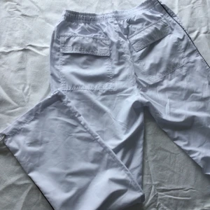 Byxor - Långa Trackpants med två stora fickor på baksidan, passar till xs-m