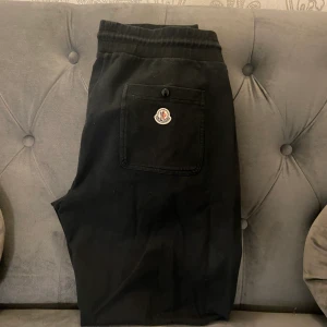 Moncler byxor  - Byxorna är i otroligt fint skick, köptes på highendsmarket för någon månad sedan, det är storlek Xl men skulle säga de passar L/M jag är 180 och de sitter perfekt. Byten kan vara intressant!!
