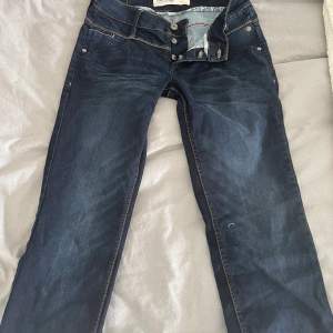Ett par balla low-waisted Timezone jeans!! Köptes för typ 1 månad sedan på sellpy men säljes pga av att jag inte riktigt passar i dem❤️❤️