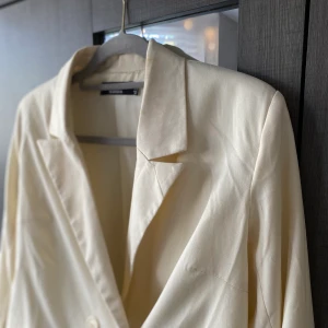 Kort Créme vit Kavaj✨ - En kavaj i kortare modell i storlek XS - S