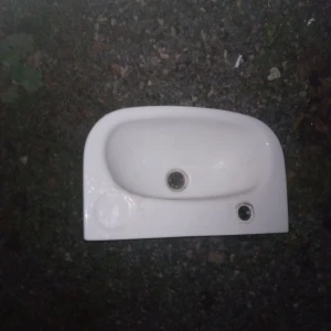 Handfat vit porslin . - Begagnad litet handfat vit porslin . Helt. Hämtas i Skene .Swissbetalning tillämpas .