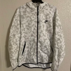 Nike kofta  - Säljer min brors kofta som knappt är använd och är köpt i början av sommaren. För fler bilder skriv.