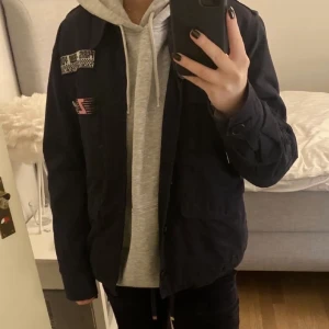 Zadig & Voltaire Jacka - Superfin höst/vår jacka från Zadig & Voltaire. Jackan har inga defekter och är i väldigt bra skick. Nypris 4500kr❤️