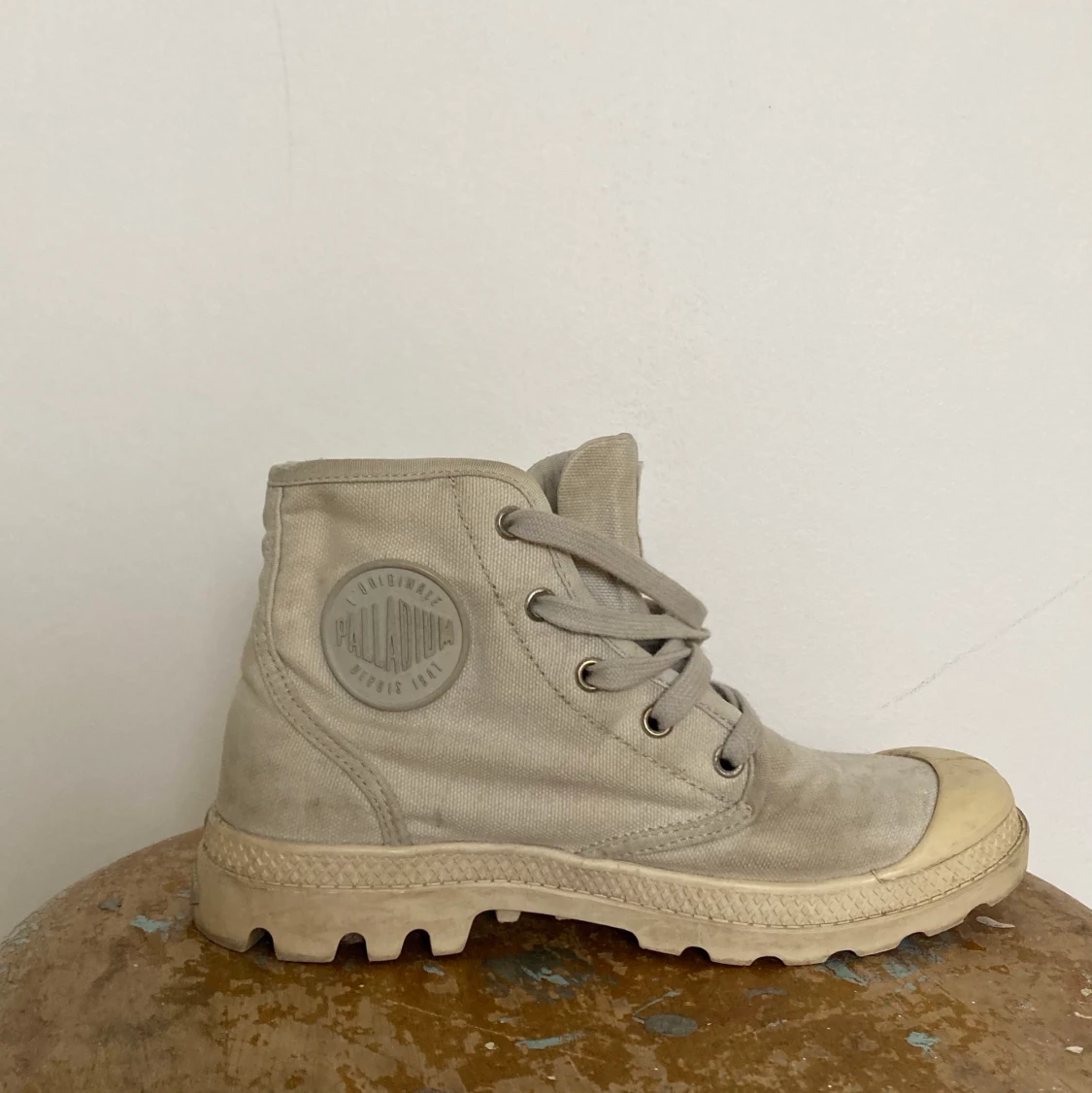 Ljusgråa Palladium strl 38 - 90