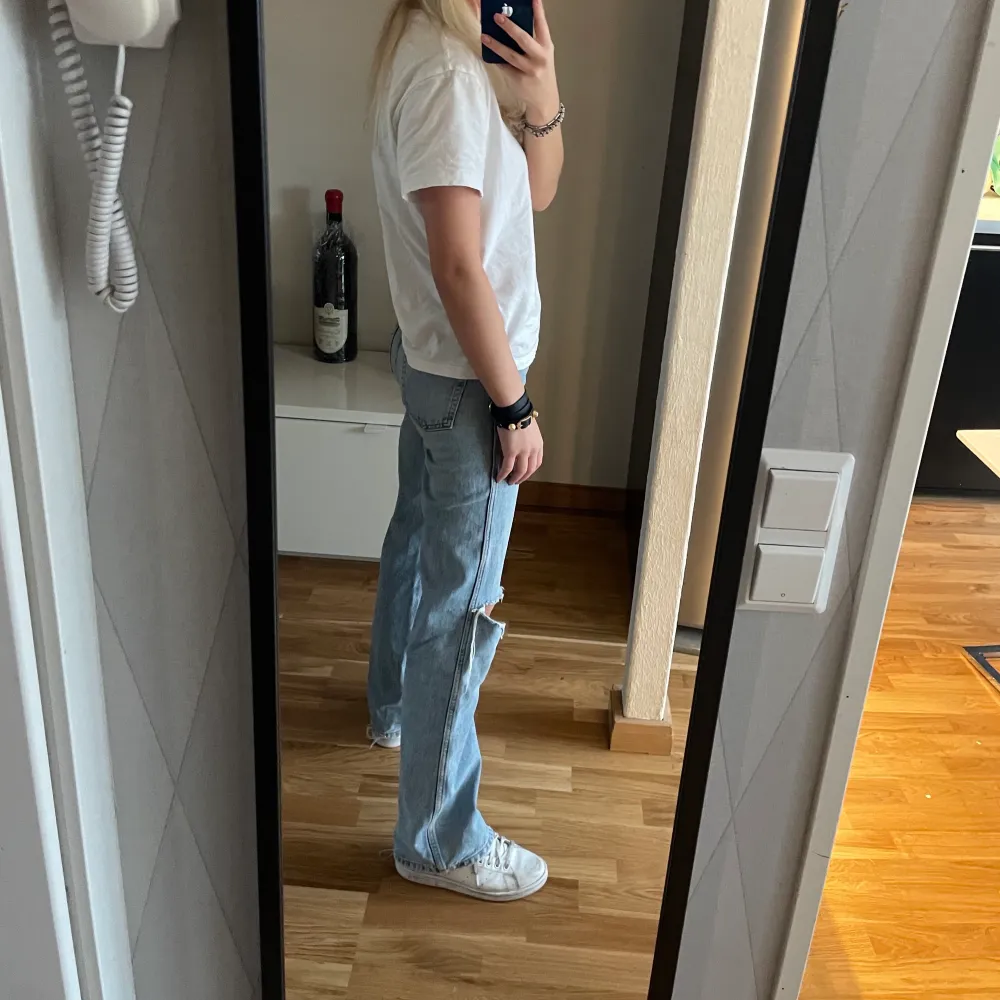 Säljer dessa ljusblåa jeans från &otherstories skit snygga köpta för 690 och finns ej att köpa längre. Jeans & Byxor.