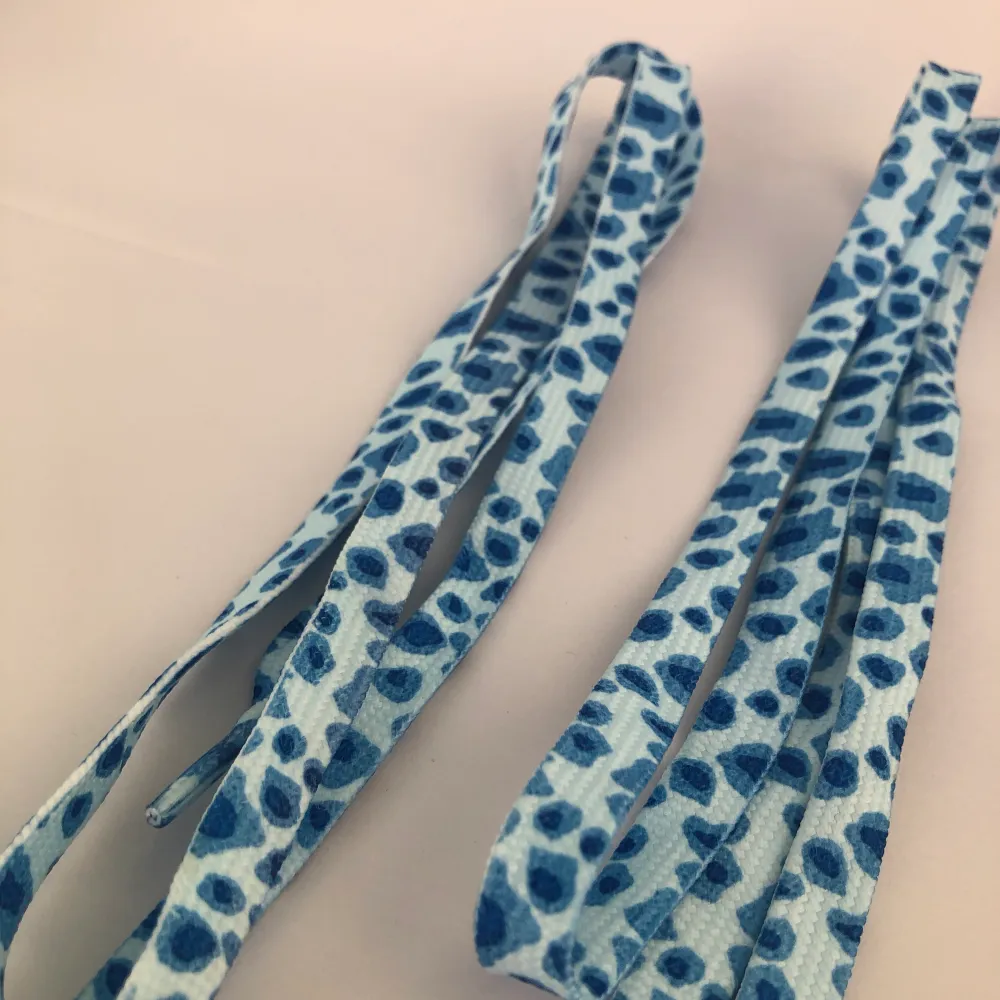 Unika skosnören med leopardmönster i blått. Helt oanvända och nya. Frakt på 15kr tillkommer. Kontakta gärna om du har frågor eller funderingar 💙. Skor.