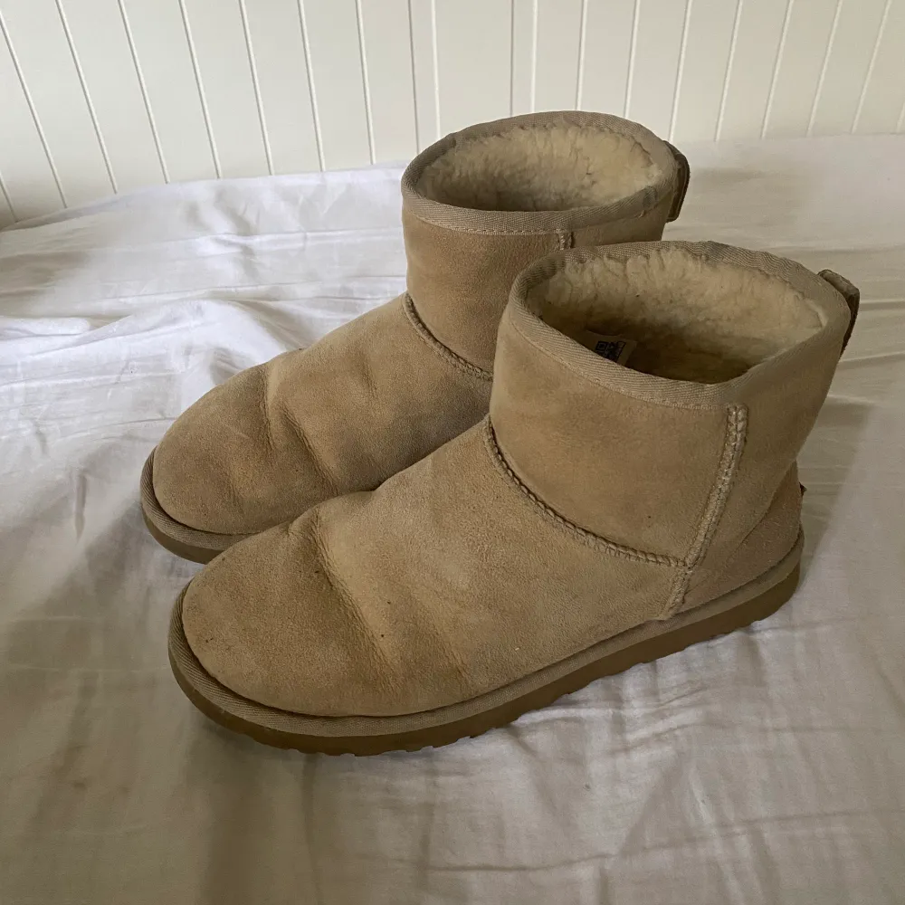 Säljer nu mina uggs som är köpta ifrån sellpy! Sömmen har gått upp vid flärpen där bak men inget man märker om man har byxor över! Värmer jättebra och är supersköna. Dom är i storlek 39 men passar bra på mig som har 40. Använda 1 gång av mig!. Skor.