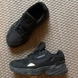 Adidas skor, svarta/mörkgröna.  Ångrat köp 