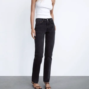 Zara jeans - Säljer superfina svarta/mörkgrå jeans från Zara. De är raka och midrise. Använde fåtal gånger och de har inget slitage. 💗