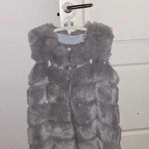 Faux fur väst - Fin fuskpäls väst från Veraldo. Använt ett fåtal gånger. 