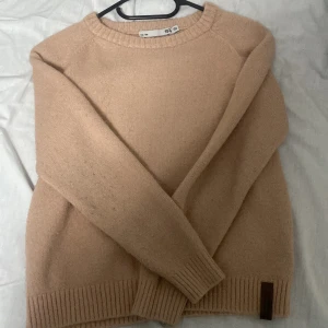 Stickad tröja  - Anvönd nåra få gånger men ganska gammal o använder inte längre för den är för lite, priset kan diskuteras 