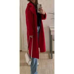 Kappa från nakd❤️❤️ - Säljer denna ursnygga kappa från Hannalicious X NAKD som tyvärr inte kommer till användning längre.❤️❤️ Storlek 34 men passar även 36. Hör av er vid frågor och annat!🫶🏼 Bud är binande.