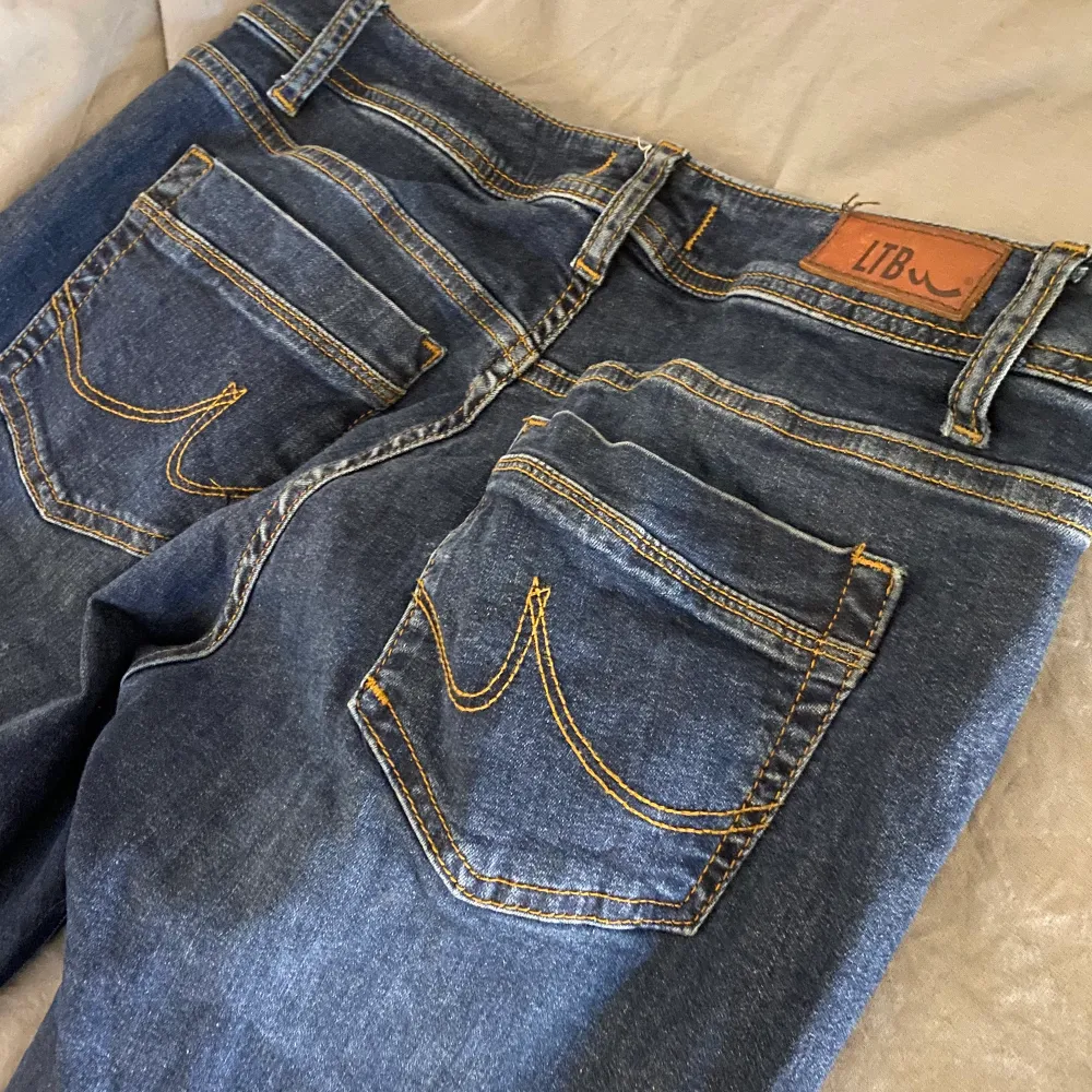 Säljer dessa ltb jeans ❣️ i  low waist flared, pågrund av att det inte sitter så bra på mig❣️ jag är 173 och har 38 ❤️orginal pris 700 😘skriv privat vid intresse . Jeans & Byxor.