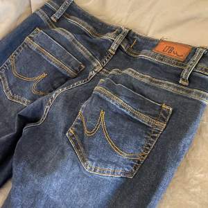 Säljer dessa ltb jeans ❣️ i  low waist flared, pågrund av att det inte sitter så bra på mig❣️ jag är 173 och har 38 ❤️orginal pris 700 😘skriv privat vid intresse 