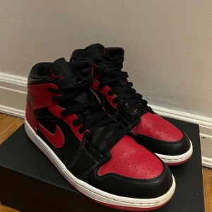 Air Jordan Mid röd - Säljer mina Air Jordan Mid storlek 44 då jag ej andvänder de längre, de är knappt andvända och är bra skick! (Kan skicka mer bilder om så behövs)  Kartong och kvitto finns! Säljer för 1600 (pris kan diskuteras) Frakt tillkommer