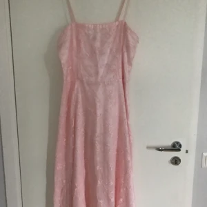 Brudtärneklänning  - Ljus rosa Brudtärneklänning med sjal. Använd 1 gång