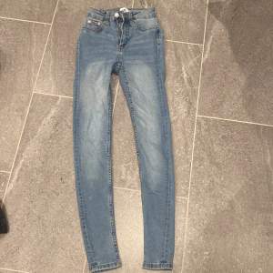 Ett par blå Skinny jeans i strl xxs från lager 157. Jättefint skick