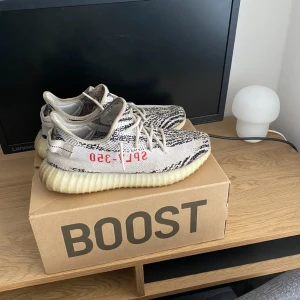 Yeezy 350 zebra  - Säljer yeezy 350 sebre i stl 45