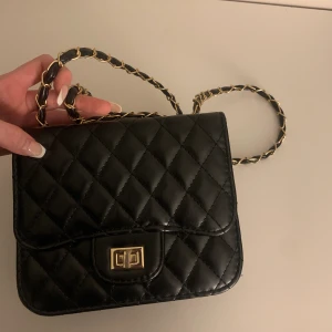 Axelväska - Söt väska🤍 skriv för frågor!