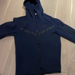 Nike tech fleece  - Nästan splitter ny Nike tech fleece i storleken s får mörkblå jag säljer den på grund av att den inte är min stil men det är knapp andväntt den 