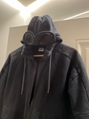 Cp Company Zip Hoodie - Cp Company hoodie i bra skick, nypris 2500 kr. Jag är 185 cm och tröjan passar perfekt
