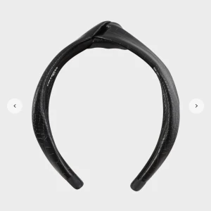 Twist & tango diadem - Superfint diadem med krokodil-imiterat mönster. Aldrig använt. Ordinarie pris 279kr