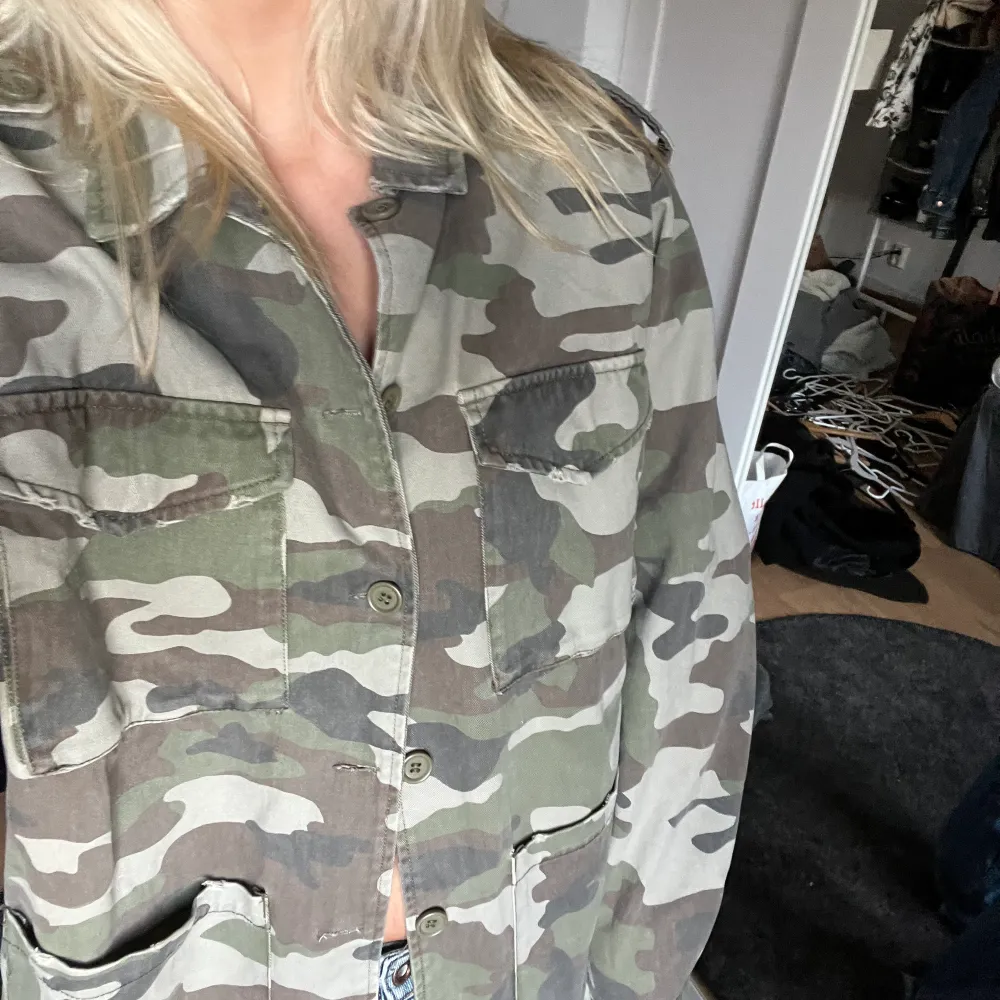 militärjacka i jeansmaterial, strl l sitter snyggt oversized på mig som är s💕. Jackor.