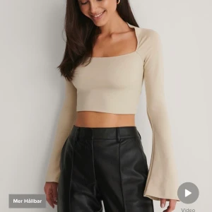 Oanvänd tröja från NAKD  - Helt ny oanvänd tröja från NA-KD då det blev fel storlek. Riktigt fin!! Strl xs. Nypris 279kr. Säljer för 150kr. +frakt   Fixar såklart egna bilder vid intresse