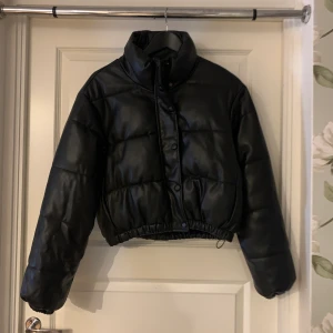 Zara puffer jacka - Otroligt fin jacka från Zara, är välanvänd men ingen skråma vad jag kan se, är med andra ord väldigt tålig. Den är i storlek xs, men skulle säga att den passar S också, då den är väldigt rymlig och man kan ha tjocka tröjor under!!