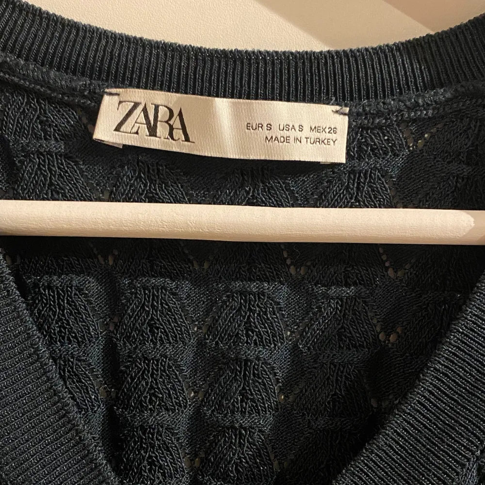Stickad väst från zara! Fin att ha som ett linne eller över en skjorta eller tisha 😍köpt på plick men inte använd av mig så i jättefint skick. Neuleet.
