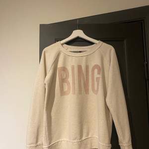 Säljer min Anine Bing tröja som jag köpte från sellpy. Den är i jöttefint skick men den kommer tyvärr inte till användning. Köparen står för frakten.