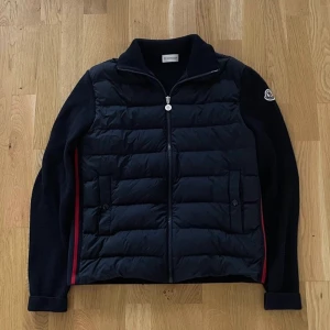 Moncler cardigan - Skick 9,5/10 Storlek S Ny pris 9000kr Pris 3999kr Digitalt kvitto från haiendo finns och alla tags. Frakt betalas av köparen spårbart med PostNord.