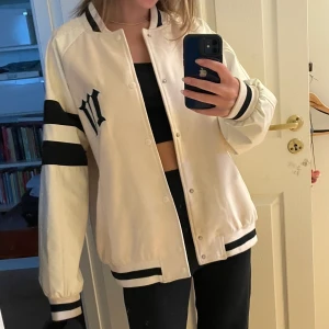 Varsityjacka - En varsity/bomber jacka från boohoo. Den är extremt oversized men i Storlek Xs från mansavdelningen. Säljer pga kommer ej till användning