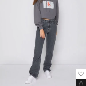 Gråa jeans  - Gråa jeans från calvin klein, knappt använda. Strl 26. Nypris 1375