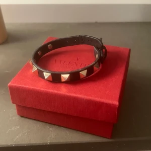 svart valentino armband - endast använd denna vintern så inprincip i nyskick. nypris 2800. har äkthets-bevis!