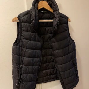 Zara väst - Zara väst i svart färg storlek S. Medföljer väska man kan spara i säsonger. Använt fåtal gånger är i bra skick. Köpt för 499:-.