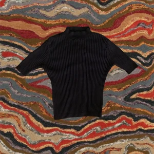 Tight högkragad topp  - Svart croptop med hög krage!! mysig och lätt att lagra med andra plagg :))  väldigt varm!