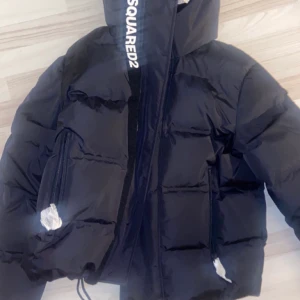 Dsquared vinterjacka storlek L - Aldrig använt den då jag fick den i present och den är för stor på mig