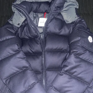 Moncler Montgenevre Flannel Down Jacket - Bid:6500 BIN:8400 Cond:9/10 nyskick, har tags men inget kvitto desvärre.