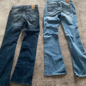 Två par Cars jeans helt nya inte andvända🙌 säljer för att de va för små! Storlek 152 !⭐️ de kostar 399 kr st. Köparen står för frakten!✨
