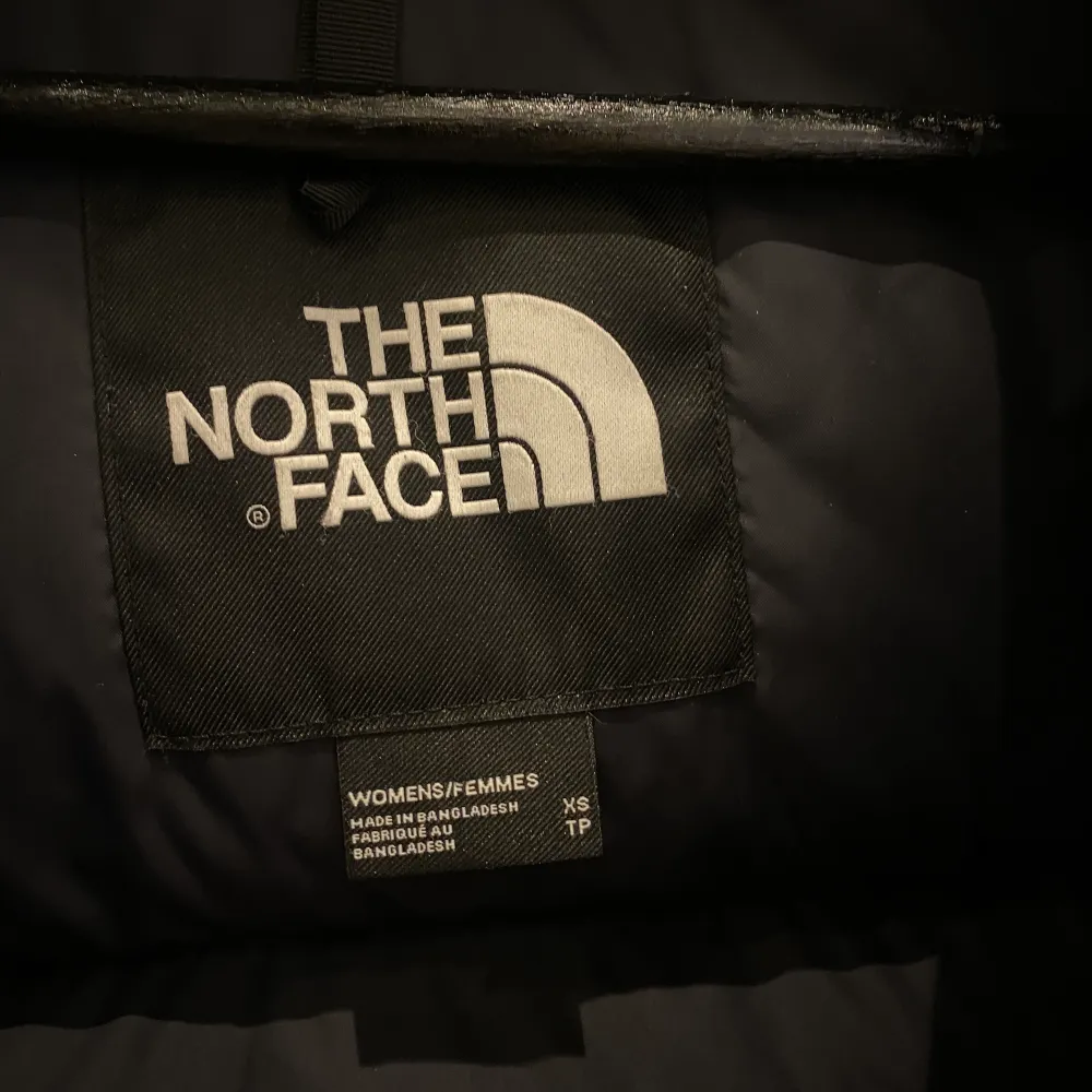 Svart dunjacka fån The north face som är köpt förra vintern. Sparsamt använt och mycket bra i skick, inga slitningar eller nåt! KÖP DIRKET FÖR 1400kr☺️. Jackor.