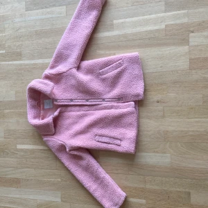 Teddy jacka - Rosa Teddy jacka från Lindex Strl 146 Väl använd men inga hål eller liknande