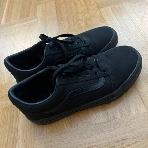 Helsvarta vans - Vans i storlek 35, 22 cm i innermått i fint skick. 350 kr + fraktkostnad. Betalning via Plick. 