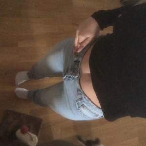 Säljer mina zara jeans som är medelhöga i midjan i storlek 38 (midwaist straightleg)💕 De är inte så jätteanvända då de är för små. Köparen står för frakten!