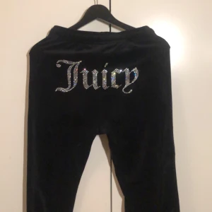 Juciy byxor - Är i jätte bra skick har nästan aldrig andvänt de säljer de pågrund av att de är för små,man måste buda💕